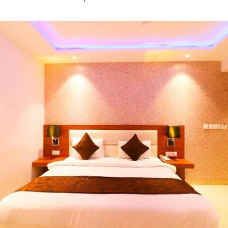 Hotel Royal Sky Luxury Near Delhi Airport Ню Делхи Екстериор снимка