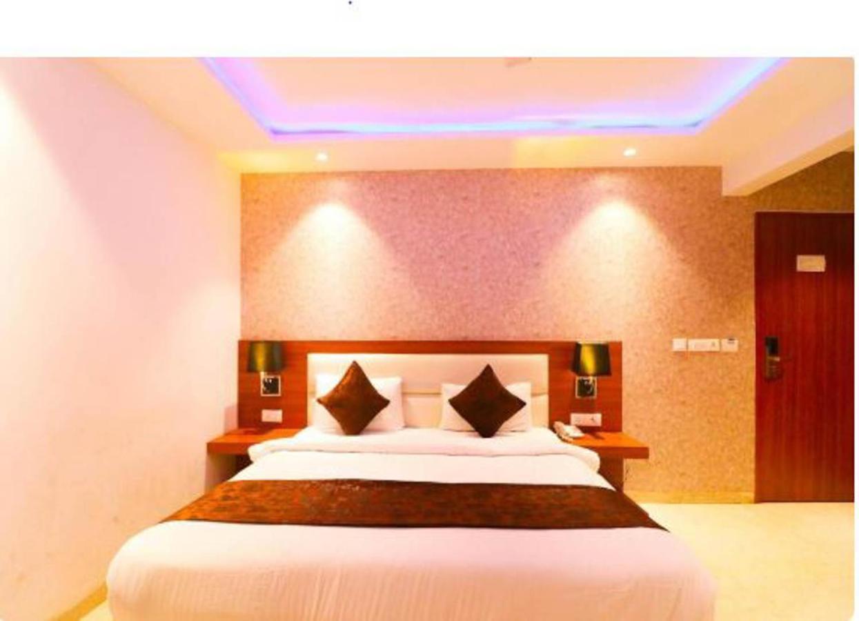 Hotel Royal Sky Luxury Near Delhi Airport Ню Делхи Екстериор снимка