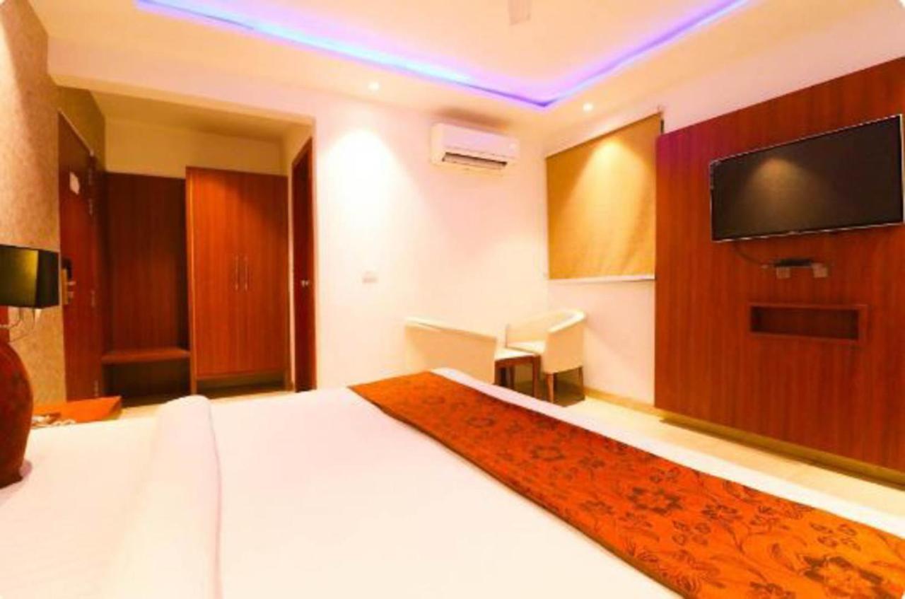 Hotel Royal Sky Luxury Near Delhi Airport Ню Делхи Екстериор снимка