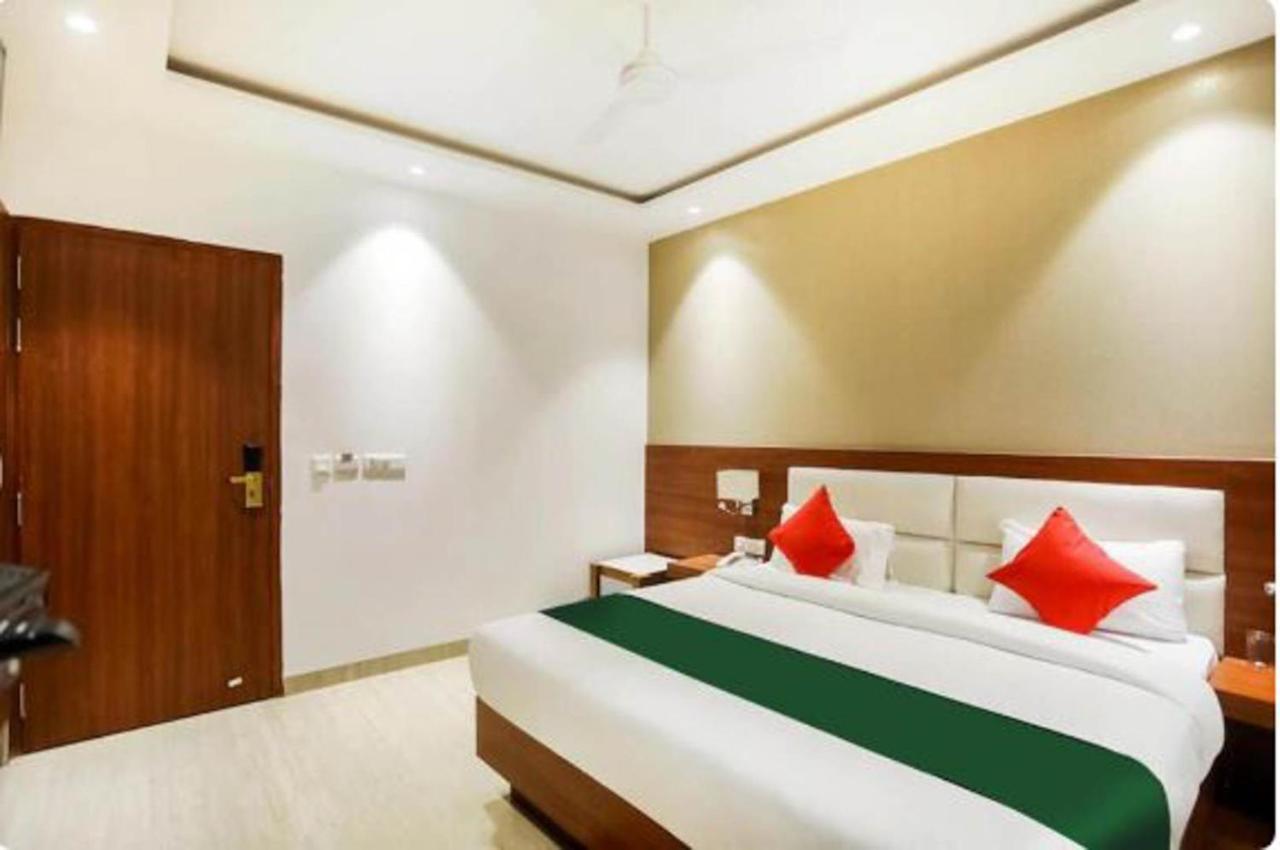 Hotel Royal Sky Luxury Near Delhi Airport Ню Делхи Екстериор снимка