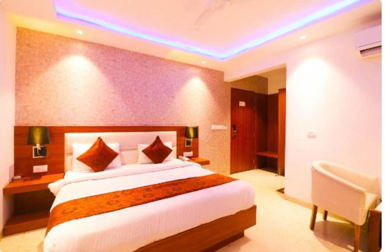 Hotel Royal Sky Luxury Near Delhi Airport Ню Делхи Екстериор снимка